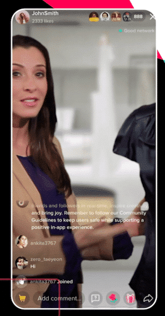 publicité Live Shopping Ad sur TikTok avec une femme présentant des produits
